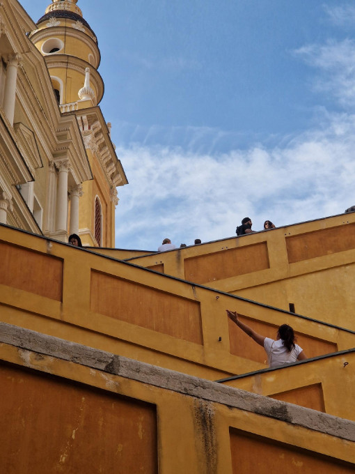 Menton šarene fasade i pogled na more na Azurnoj obali